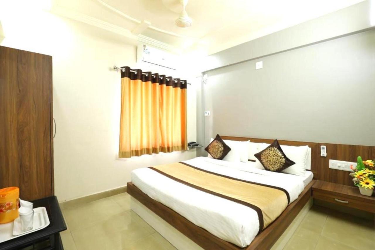 Hotel Loyal Residency Jāmnagar 外观 照片