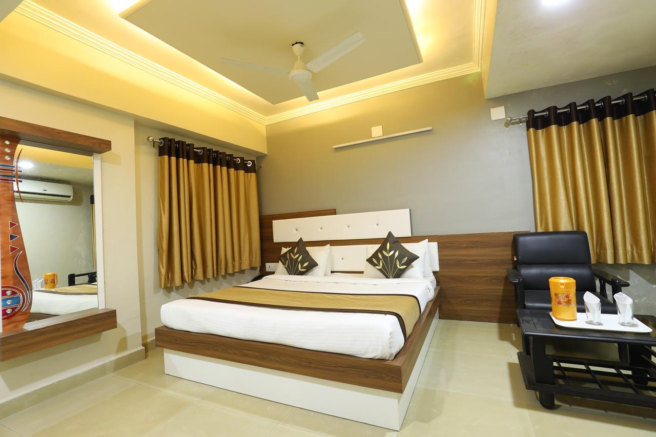 Hotel Loyal Residency Jāmnagar 外观 照片