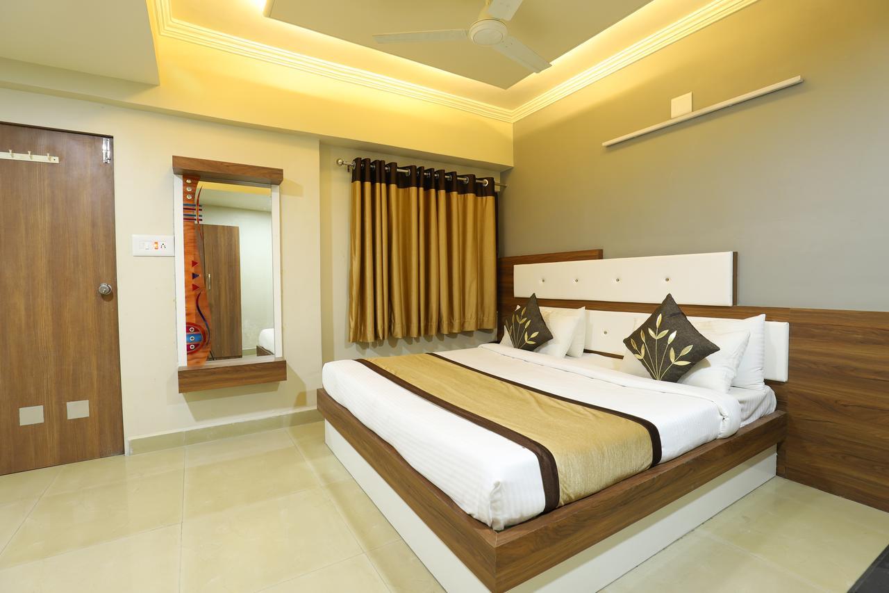 Hotel Loyal Residency Jāmnagar 外观 照片