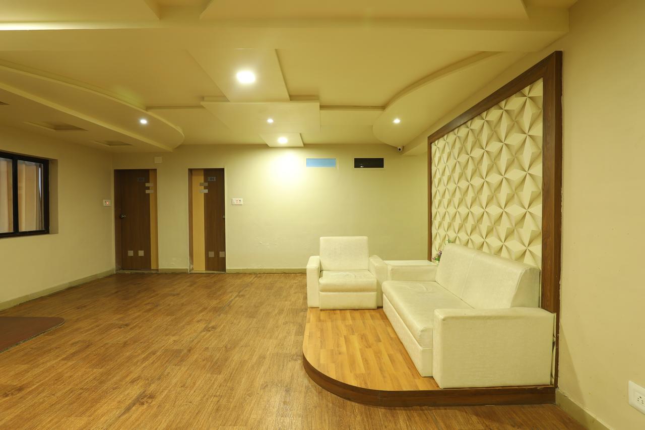 Hotel Loyal Residency Jāmnagar 外观 照片