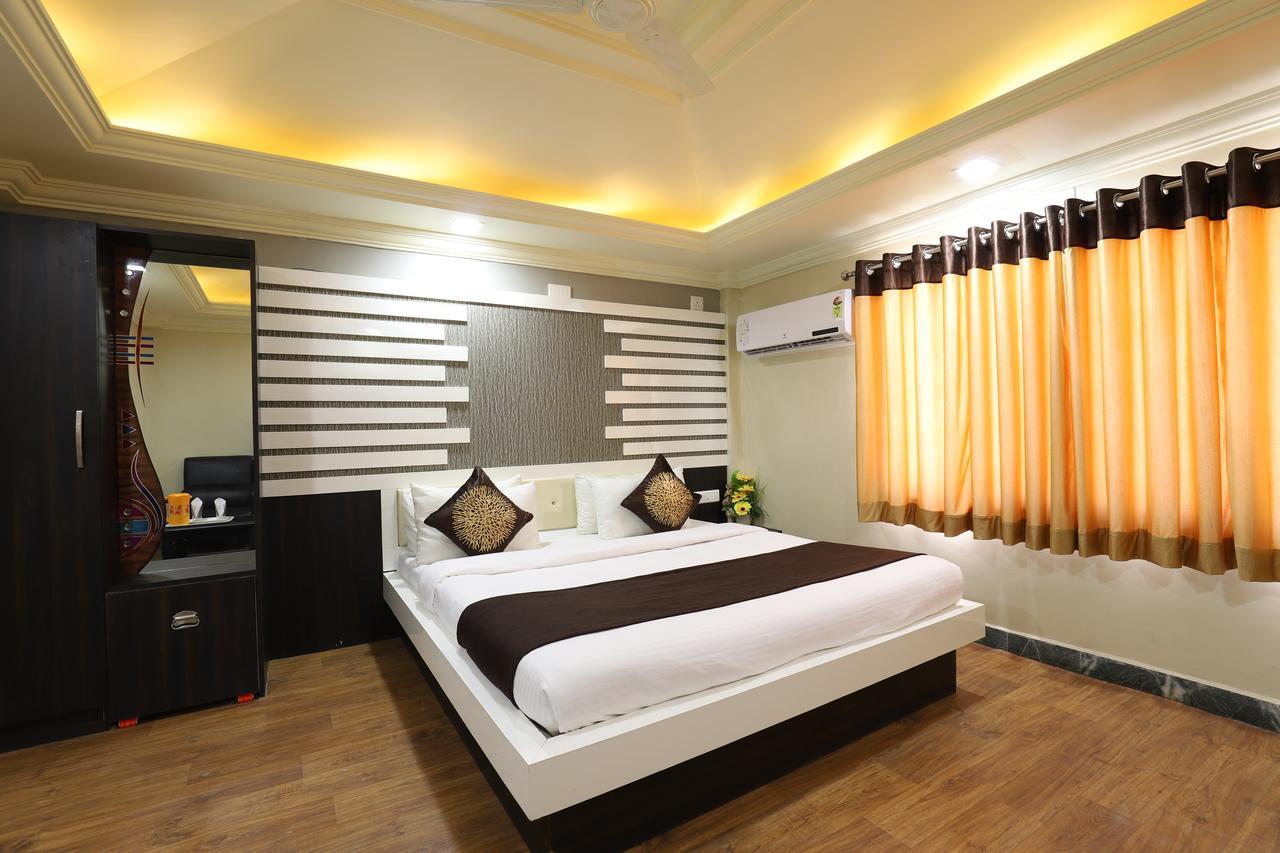 Hotel Loyal Residency Jāmnagar 外观 照片