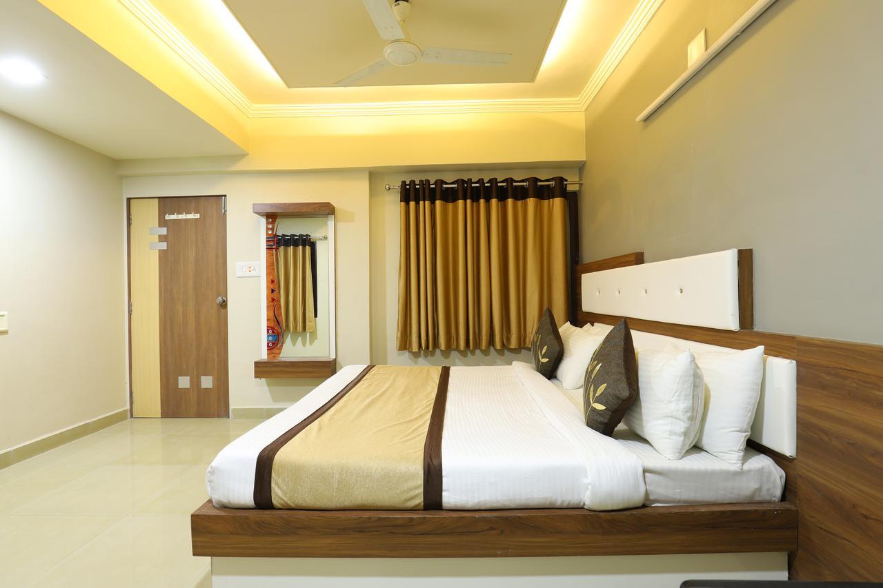 Hotel Loyal Residency Jāmnagar 外观 照片