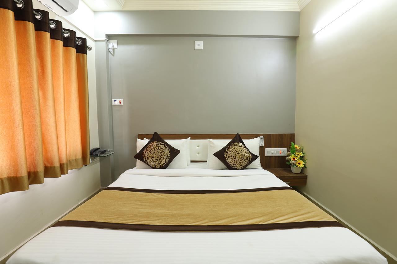 Hotel Loyal Residency Jāmnagar 外观 照片