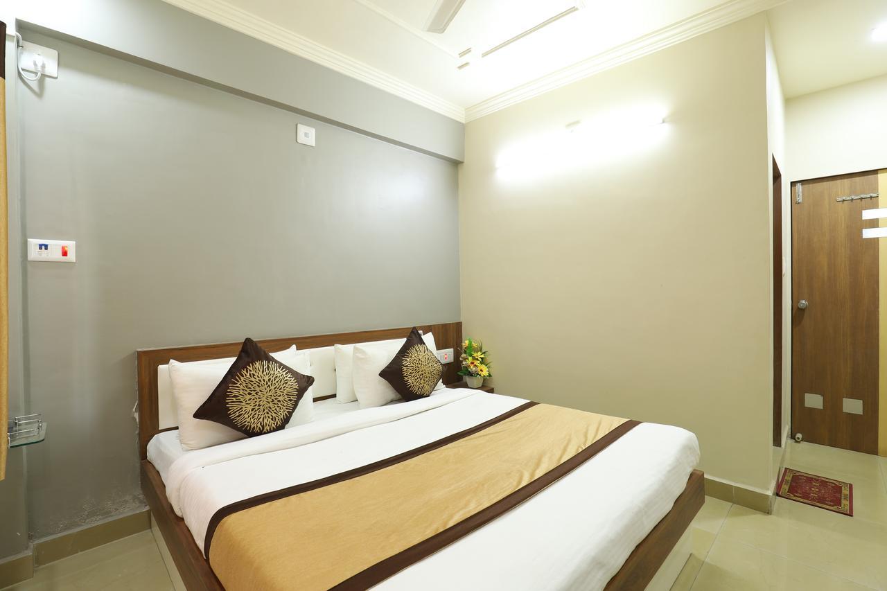 Hotel Loyal Residency Jāmnagar 外观 照片