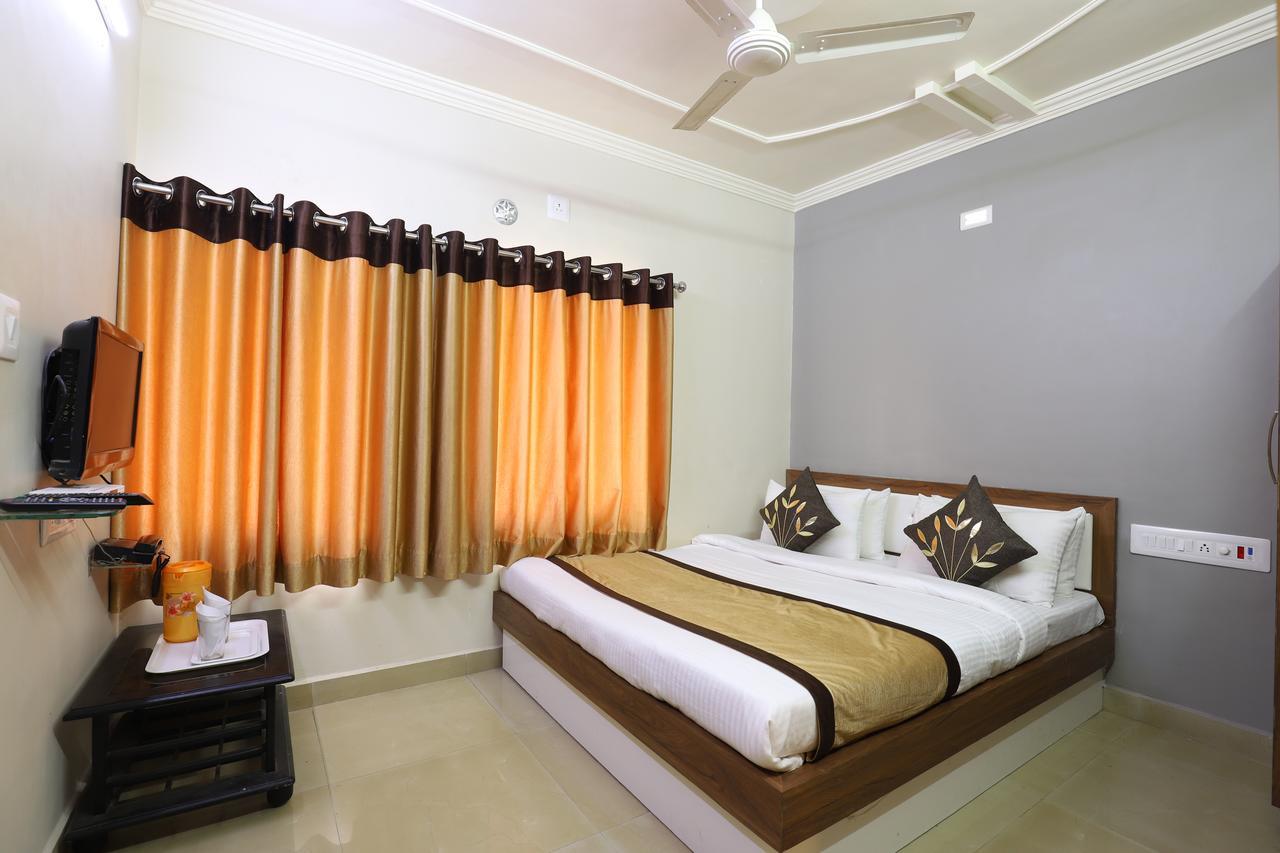 Hotel Loyal Residency Jāmnagar 外观 照片