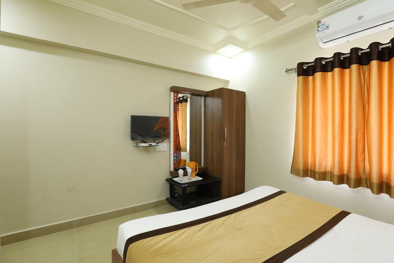 Hotel Loyal Residency Jāmnagar 外观 照片
