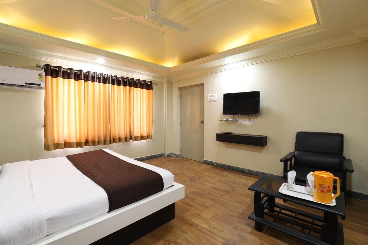 Hotel Loyal Residency Jāmnagar 外观 照片