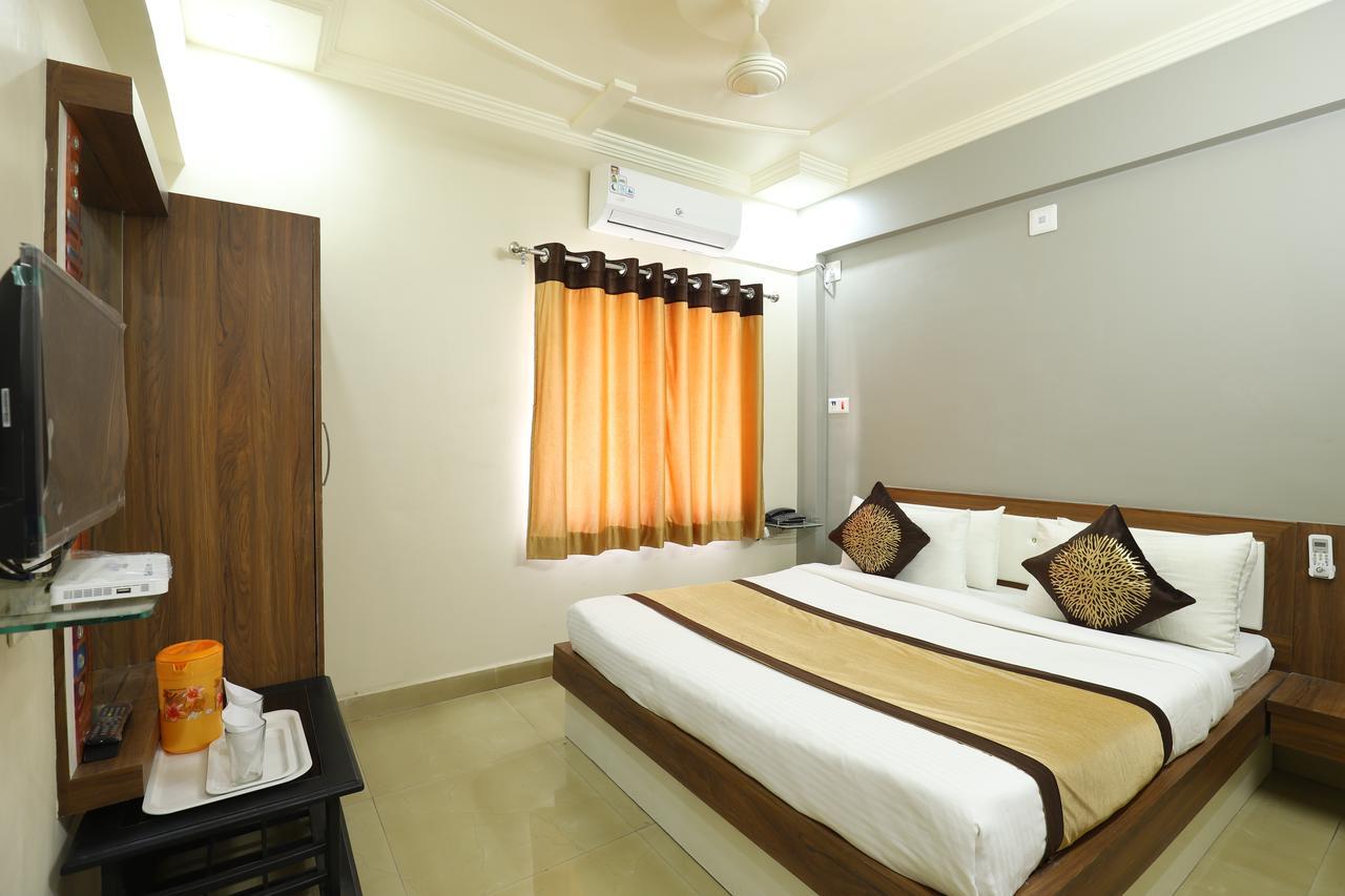 Hotel Loyal Residency Jāmnagar 外观 照片