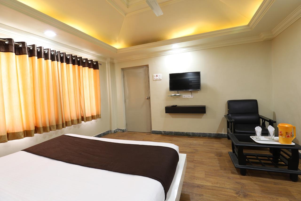 Hotel Loyal Residency Jāmnagar 外观 照片