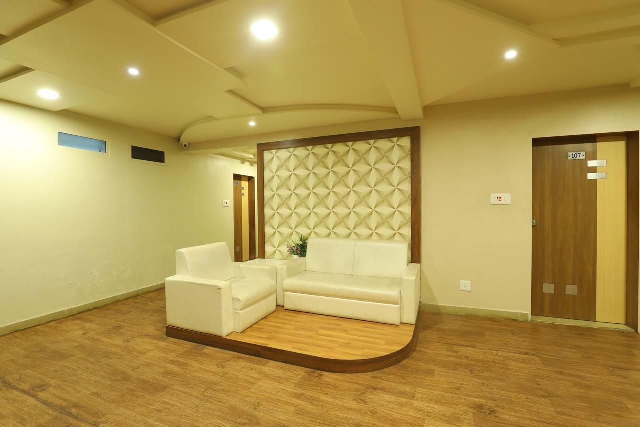 Hotel Loyal Residency Jāmnagar 外观 照片