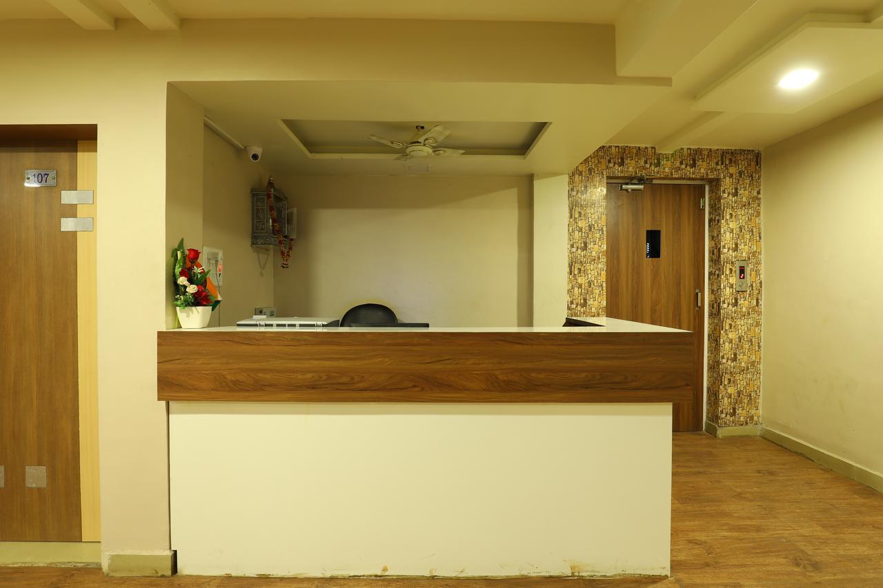 Hotel Loyal Residency Jāmnagar 外观 照片