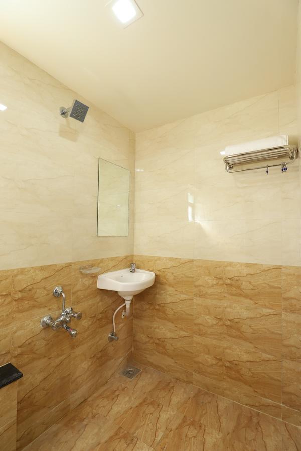 Hotel Loyal Residency Jāmnagar 外观 照片