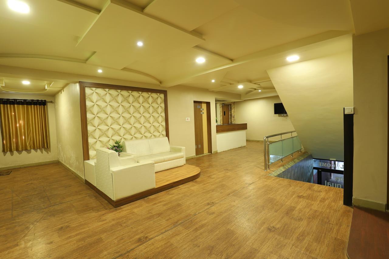 Hotel Loyal Residency Jāmnagar 外观 照片