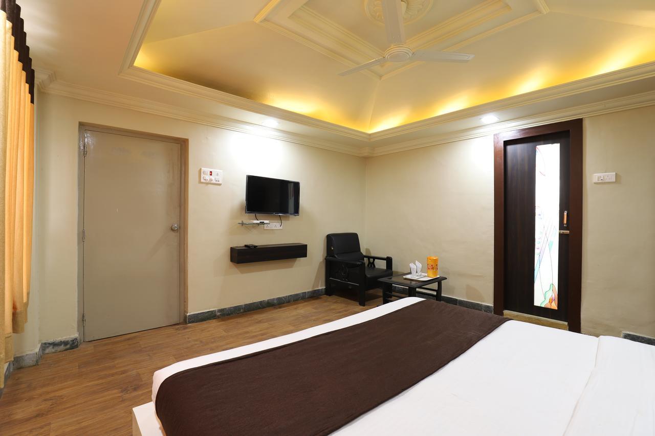 Hotel Loyal Residency Jāmnagar 外观 照片