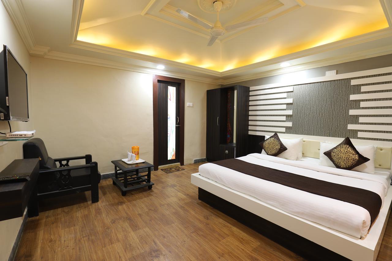 Hotel Loyal Residency Jāmnagar 外观 照片