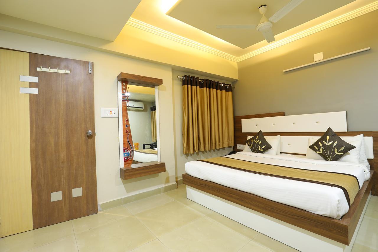 Hotel Loyal Residency Jāmnagar 外观 照片