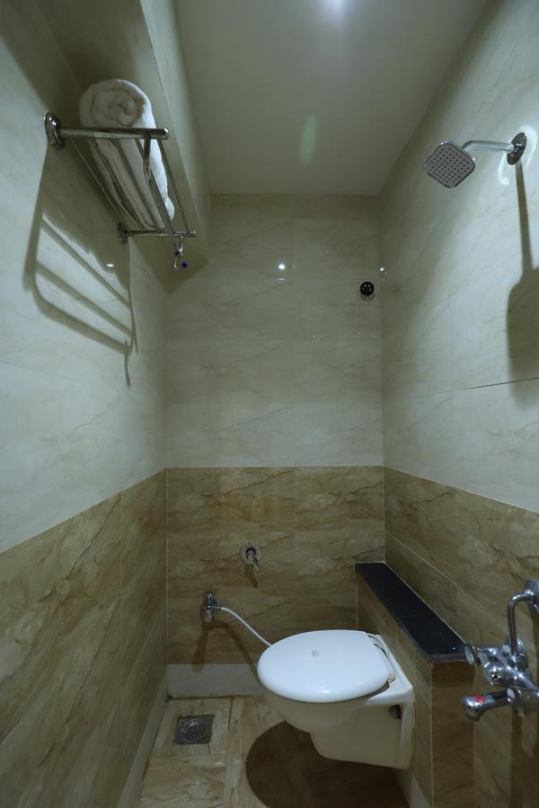 Hotel Loyal Residency Jāmnagar 外观 照片