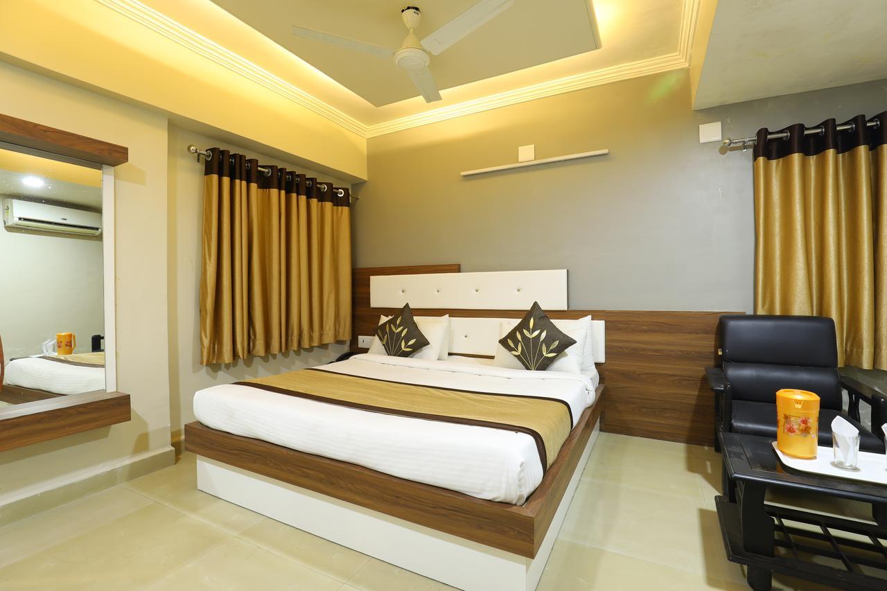 Hotel Loyal Residency Jāmnagar 外观 照片