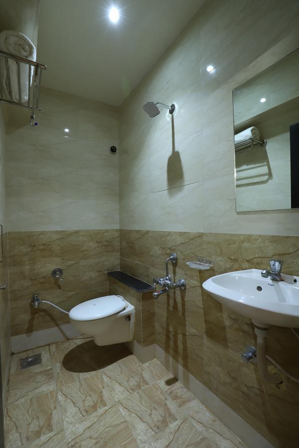 Hotel Loyal Residency Jāmnagar 外观 照片
