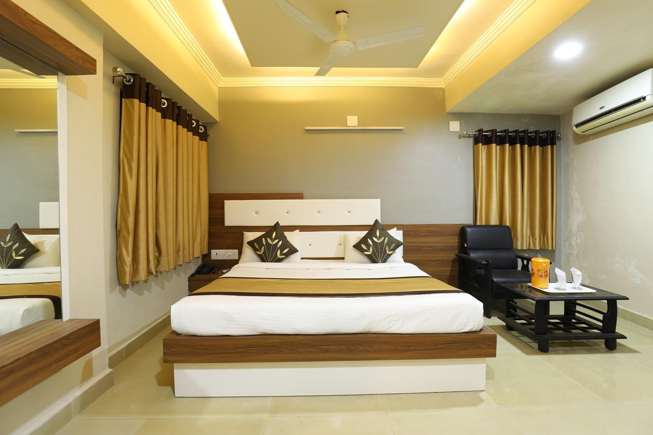 Hotel Loyal Residency Jāmnagar 外观 照片