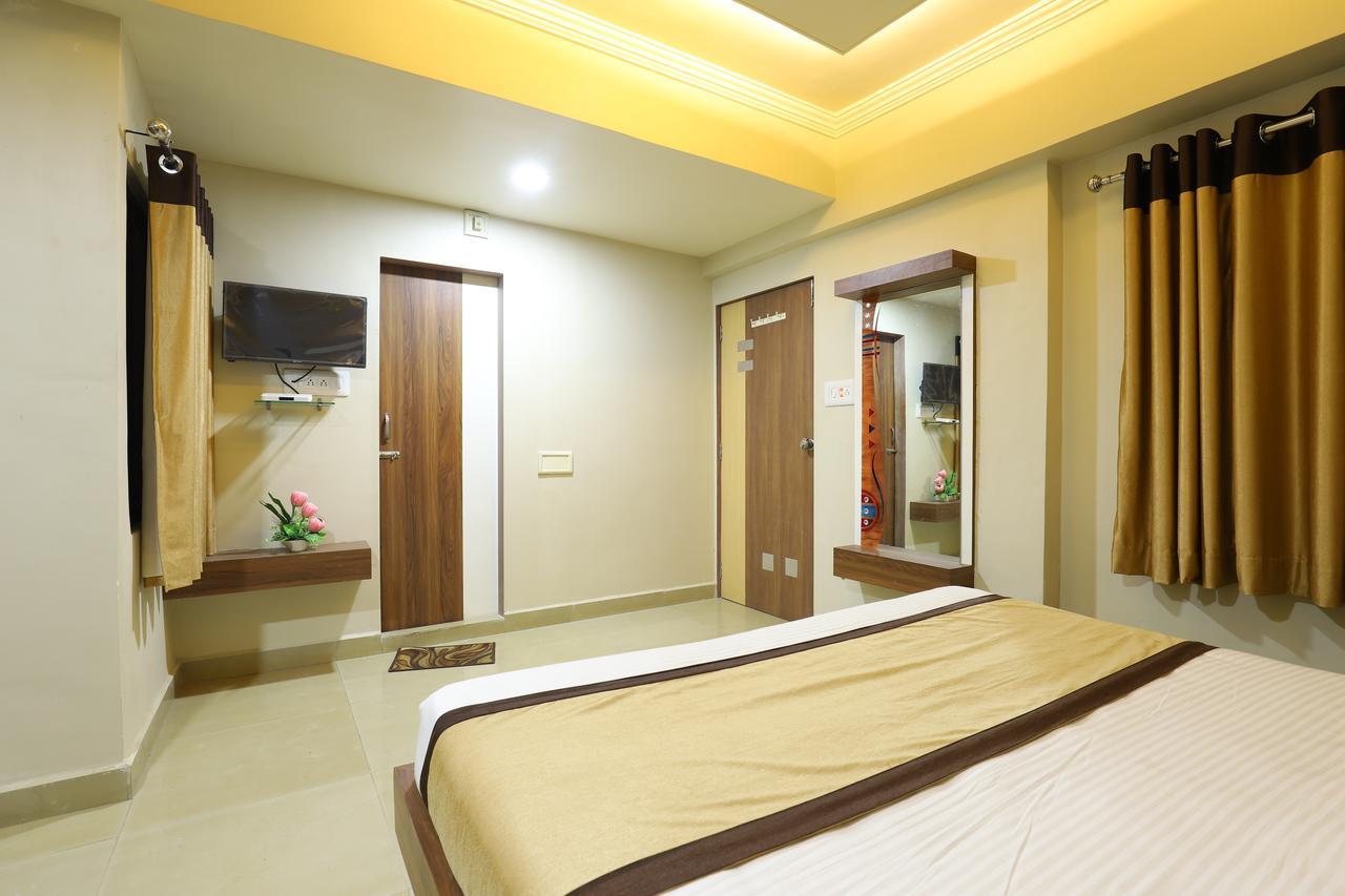 Hotel Loyal Residency Jāmnagar 外观 照片