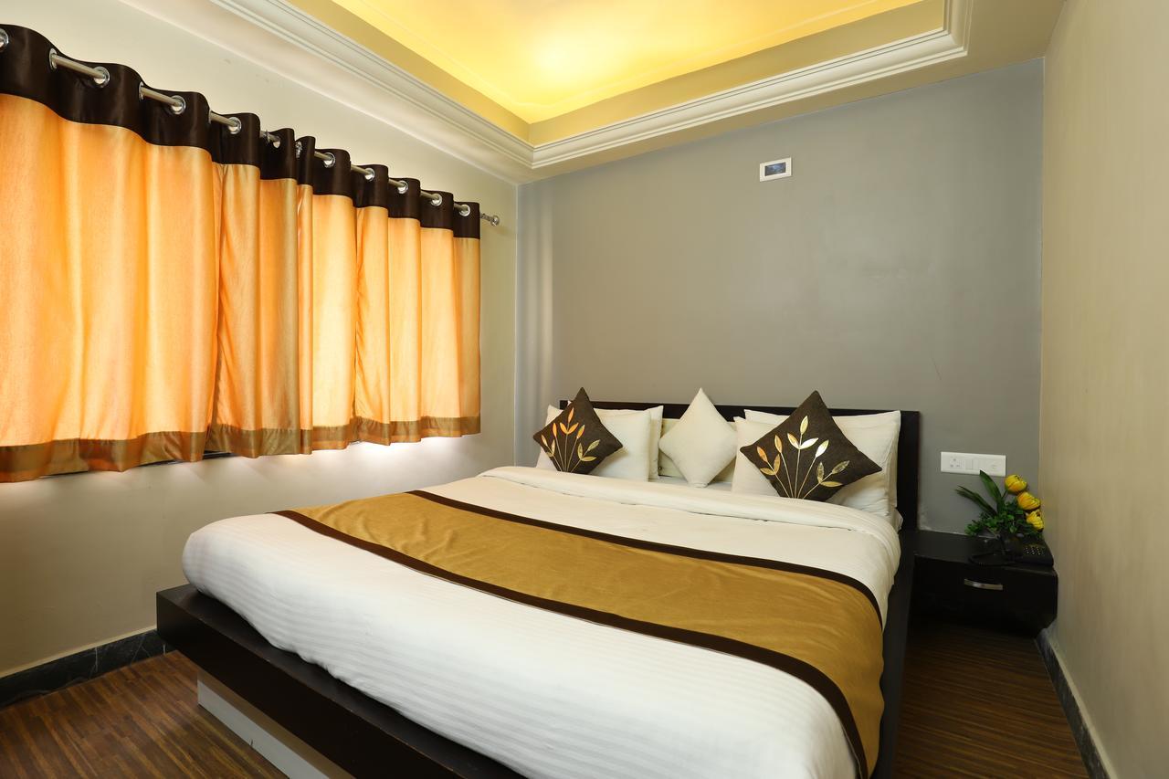 Hotel Loyal Residency Jāmnagar 外观 照片
