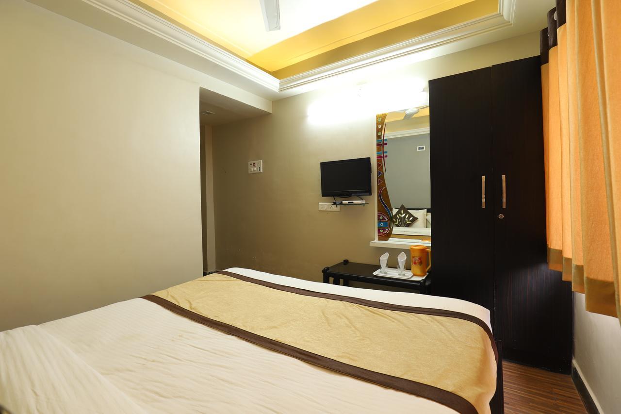 Hotel Loyal Residency Jāmnagar 外观 照片