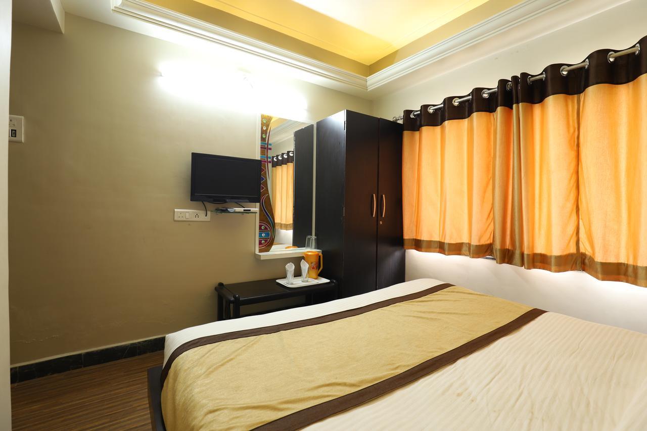 Hotel Loyal Residency Jāmnagar 外观 照片