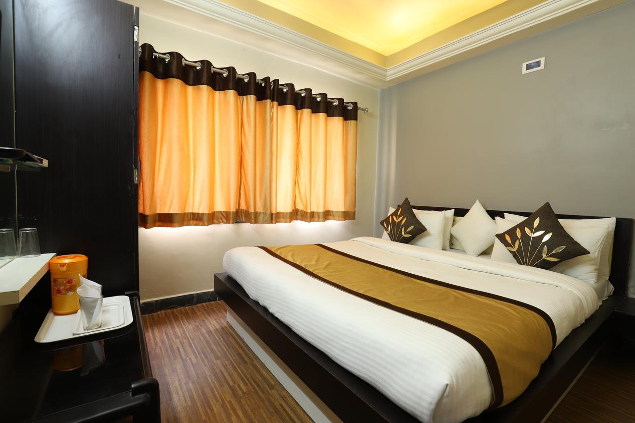 Hotel Loyal Residency Jāmnagar 外观 照片
